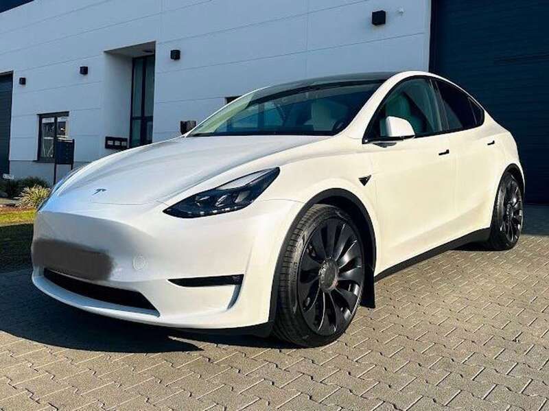 Weiß Gebraucht 2023 Tesla Model Y Performance SUV | 43.800 € (Etwas zu teuer) - Bild 1/4
