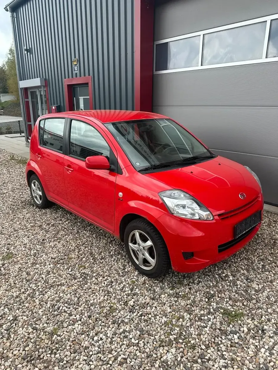 Gebraucht Daihatsu Sirion 69 PS (50 kW) 2009 Rot Kleinwagen