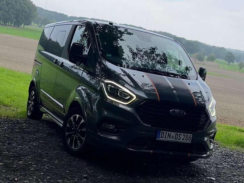 Grau Gebraucht 2018 Ford Tourneo Titanium Van / Kleinbus | 29.900 € (Guter Preis) - Bild 1/4