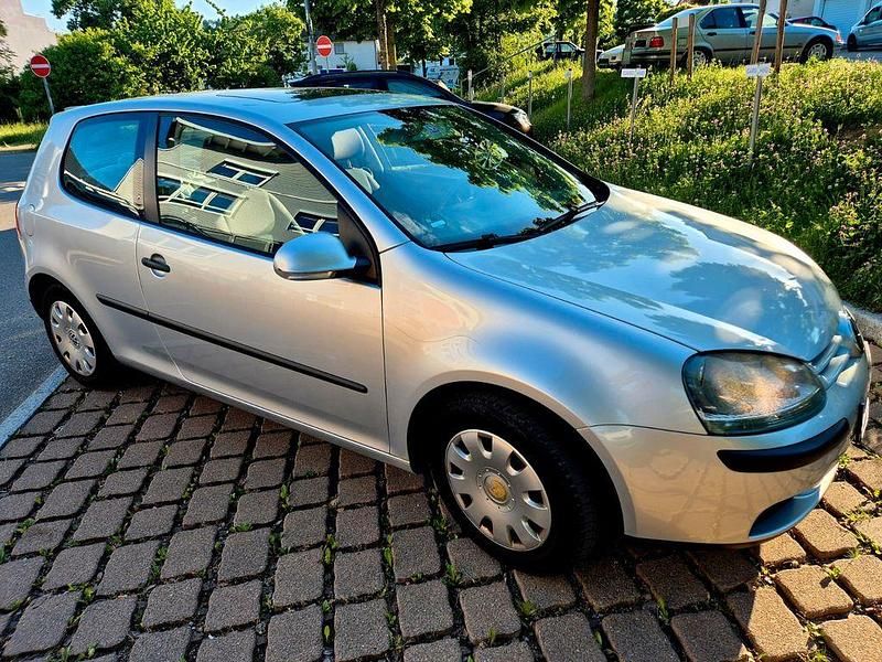 Silber Gebraucht 2004 VW Golf V Trendline Limousine | 2.400 € - Bild 1/4