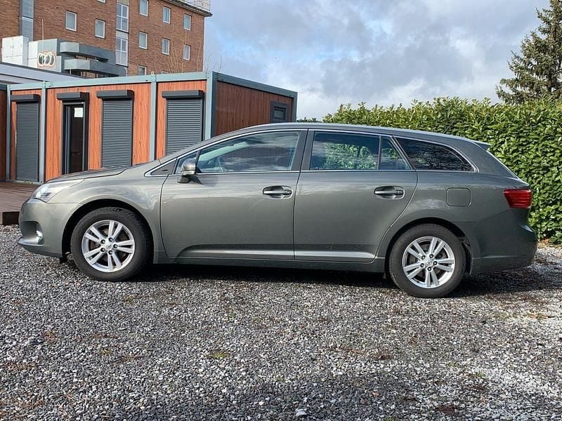 Gebraucht Toyota Avensis Life 124 PS (91 kW) 2013 Olive Kombi