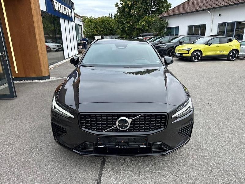 Używany Volvo V60 Plus 398 KM (292 kW) 2025 Szary Kombi