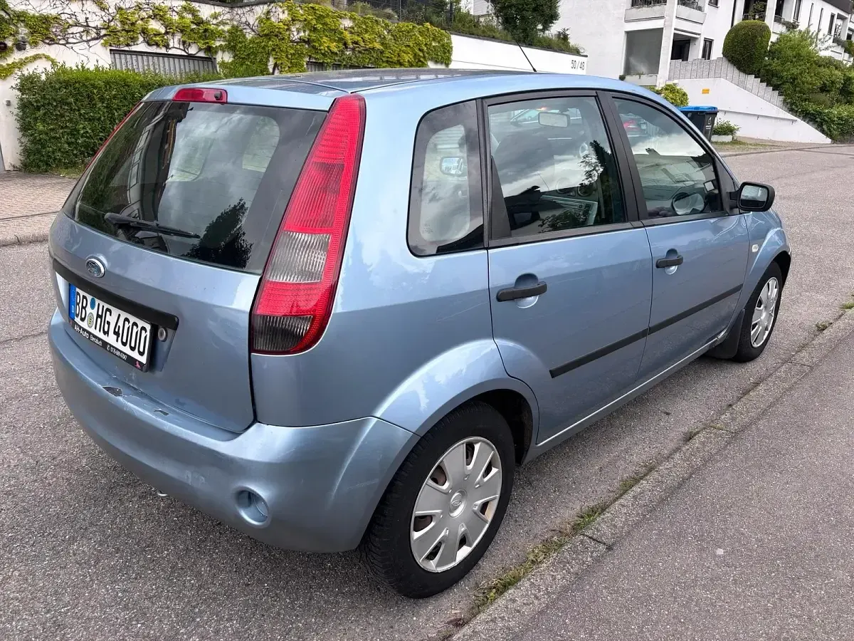 Używany Ford Fiesta 100 KM (73 kW) 2005 Niebieski Hatchback