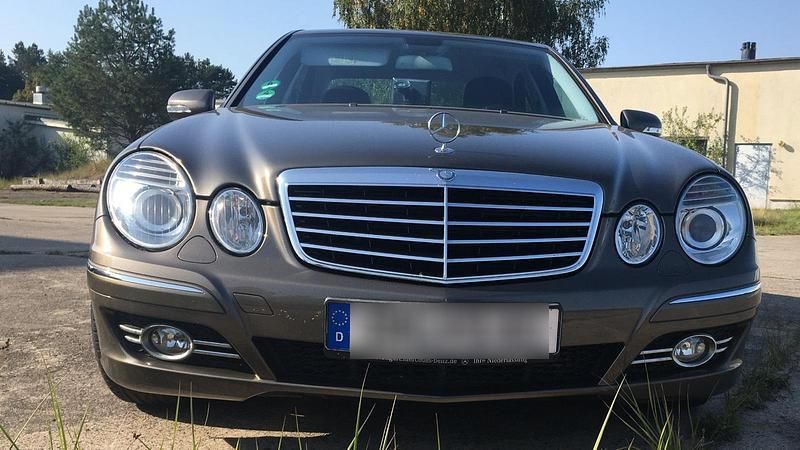 Gebraucht Mercedes E220 Avantgarde 170 PS (125 kW) 2007 Andere farben Limousine