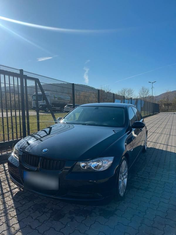Gebraucht BMW 320 177 PS (130 kW) 2008 Schwarz Limousine