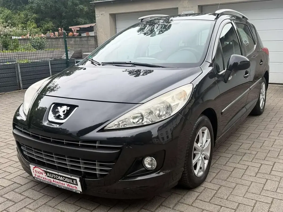 Gebraucht Peugeot 207 Tendance 95 PS (69 kW) 2012 Schwarz obsidien mitschutzlack Kombi