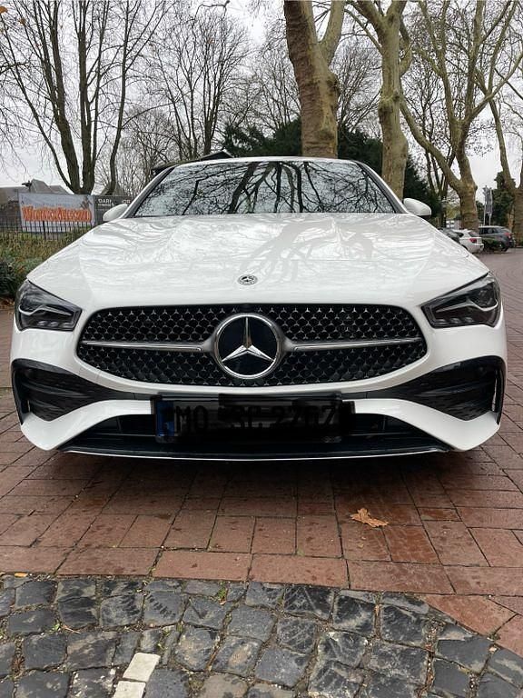 Weiß Gebraucht 2024 Mercedes CLA200 AMG Coupé | 33.490 € (Guter Preis) - Bild 1/4