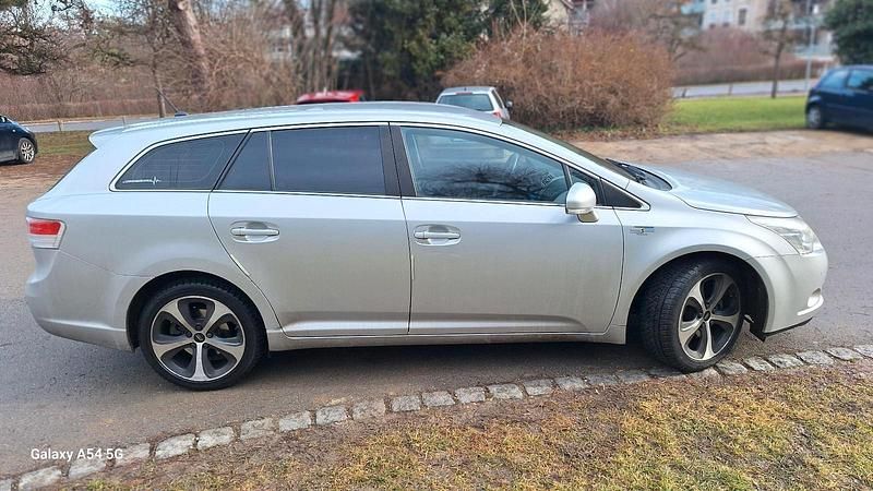 Gebraucht Toyota Avensis 130 PS (95 kW) 2010 Silber Kombi