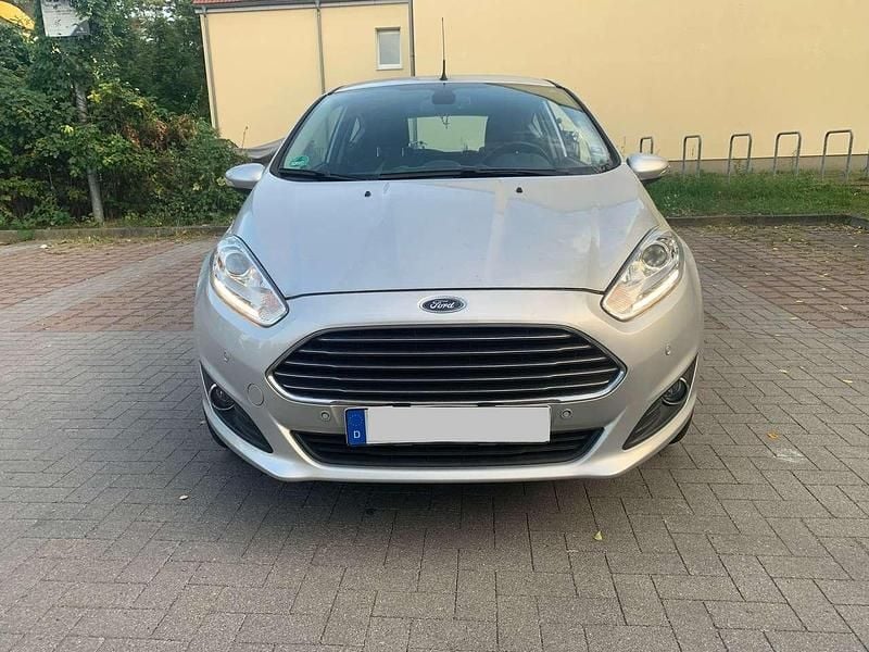 Silber Gebraucht 2014 Ford Fiesta Titanium Kleinwagen | 5.400 € (Guter Preis) - Bild 1/4