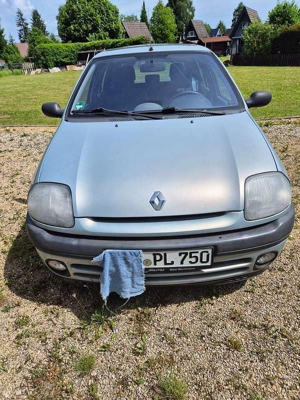 Silber Gebraucht 2000 Renault Clio II Limousine | 2.500 € (Fairer Preis) - Bild 1/4