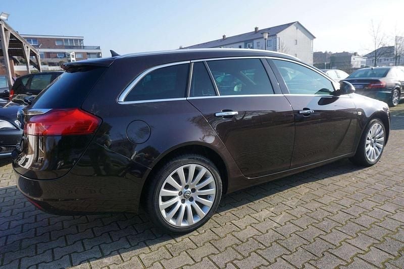 Gebraucht Opel Insignia Innovation 160 PS (117 kW) 2011 Mahogany brown (p2/so) Kombi