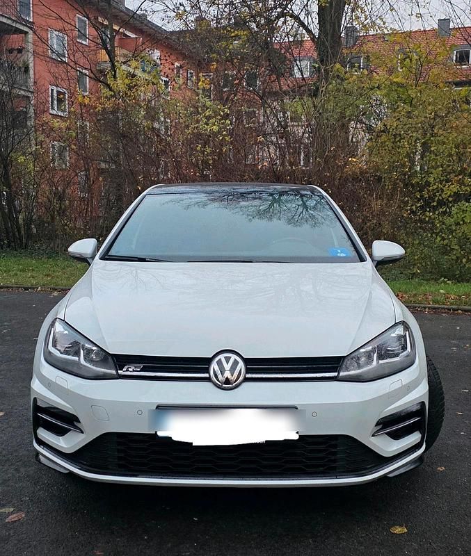 Weiß Gebraucht 2019 VW Golf VII R-line Limousine | 21.000 € (Etwas zu teuer) - Bild 1/4