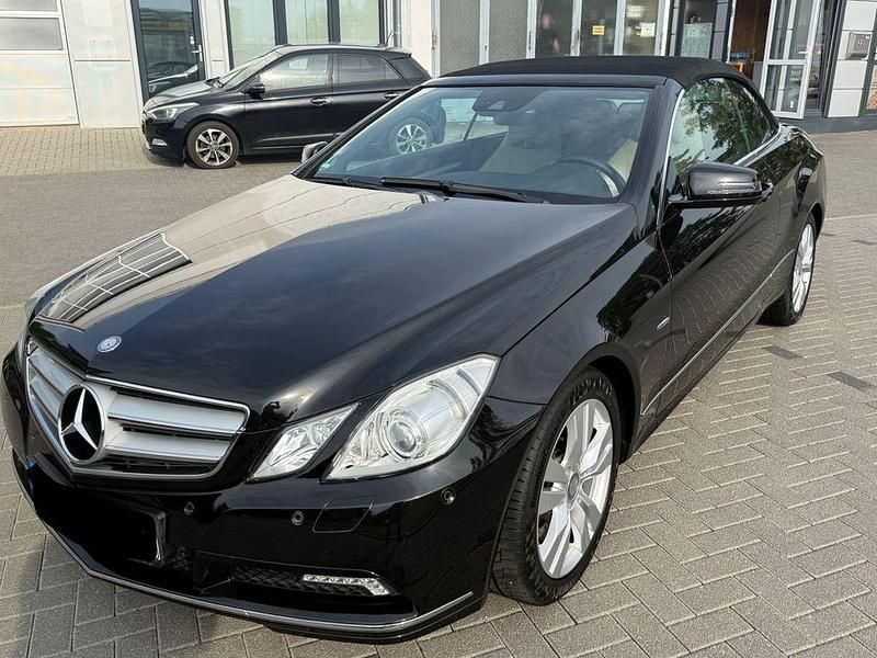 Schwarz Gebraucht 2010 Mercedes E200 Cabrio | 13.200 € (Guter Preis) - Bild 1/4
