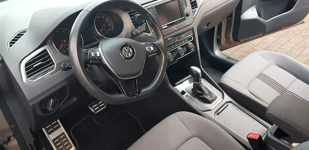 Gebraucht VW Golf Sportsvan Allstar 150 PS (110 kW) 2017 Gold Van / Kleinbus