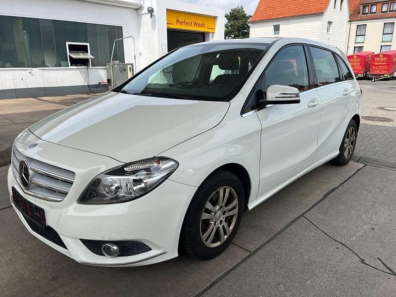 Weiß Gebraucht 2014 Mercedes B180 Van / Kleinbus | 7.900 € (Guter Preis) - Bild 1/4