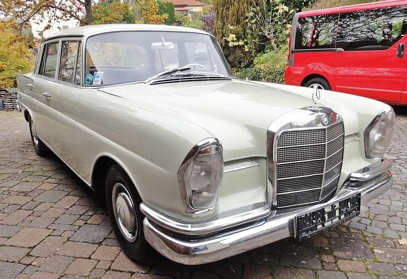 Grau Gebraucht 1963 Mercedes W111 Limousine | 28.995 € - Bild 1/4