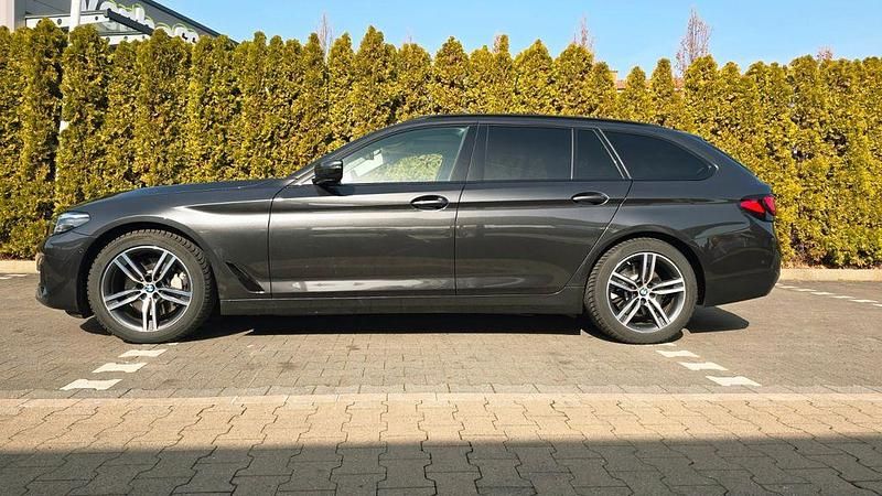 Gebraucht BMW 530 Efficient Dynamics 252 PS (185 kW) 2022 Grau Kombi