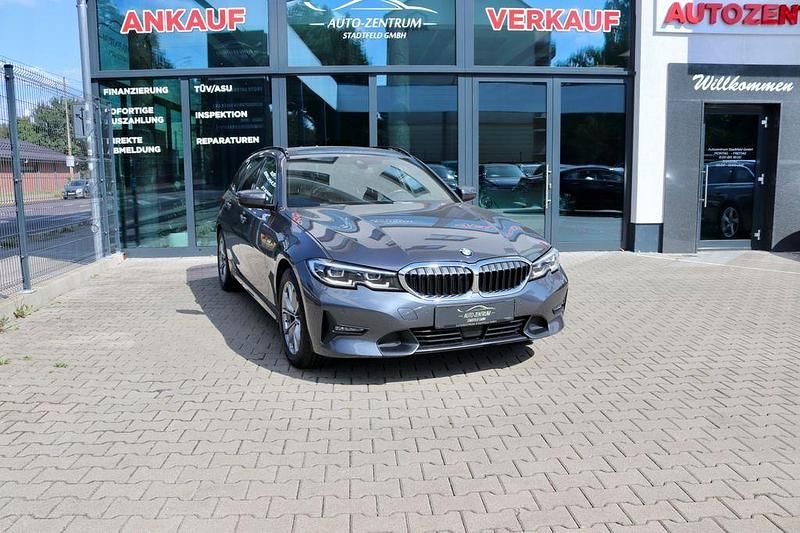 Grau Gebraucht 2021 BMW 320 Sport Line Kombi | 25.950 € (Fairer Preis) - Bild 1/4