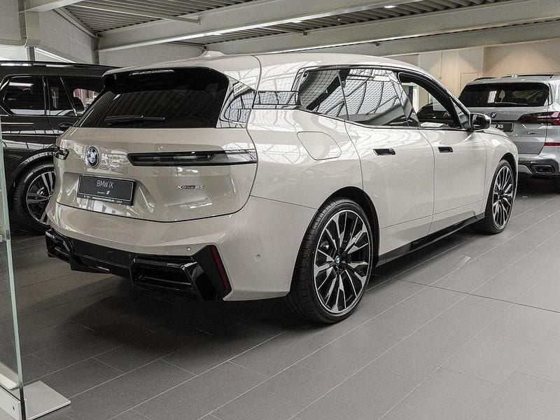 Neu BMW iX M Sport 300 kW (408 PS) 2025 Dune grey metallic SUV