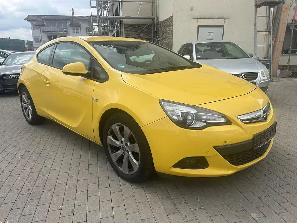 Gebraucht Opel Astra GTC Edition 179 PS (131 kW) 2012 Gelb Limousine