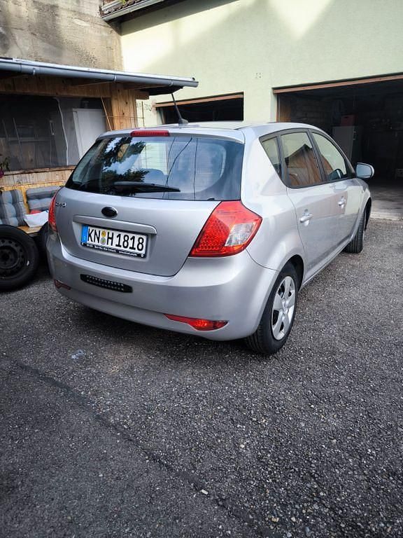 Silber Gebraucht 2010 Kia Ceed Vision Kleinwagen | 3.950 € (Guter Preis) - Bild 1/4