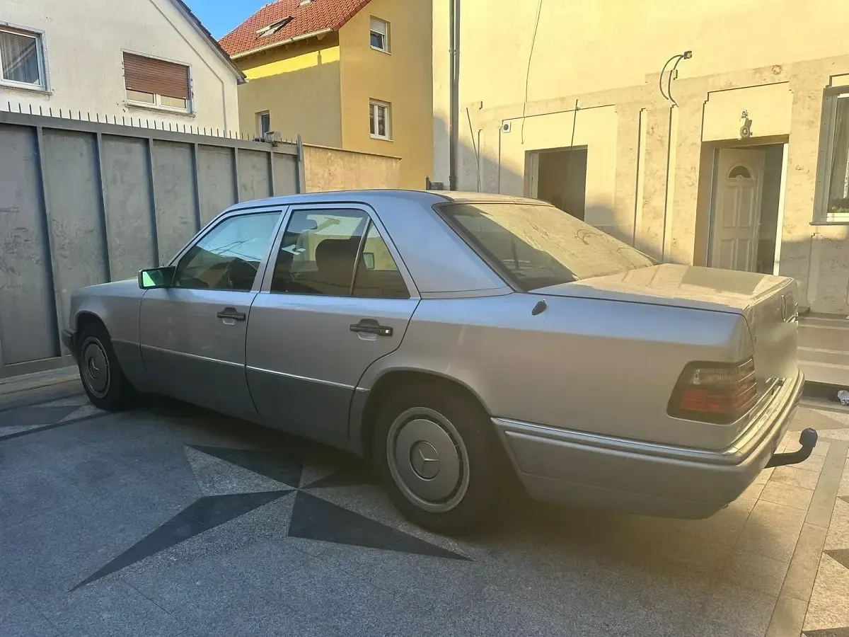 Second-hand Mercedes E250 1994 Argintiu Berlinǎ