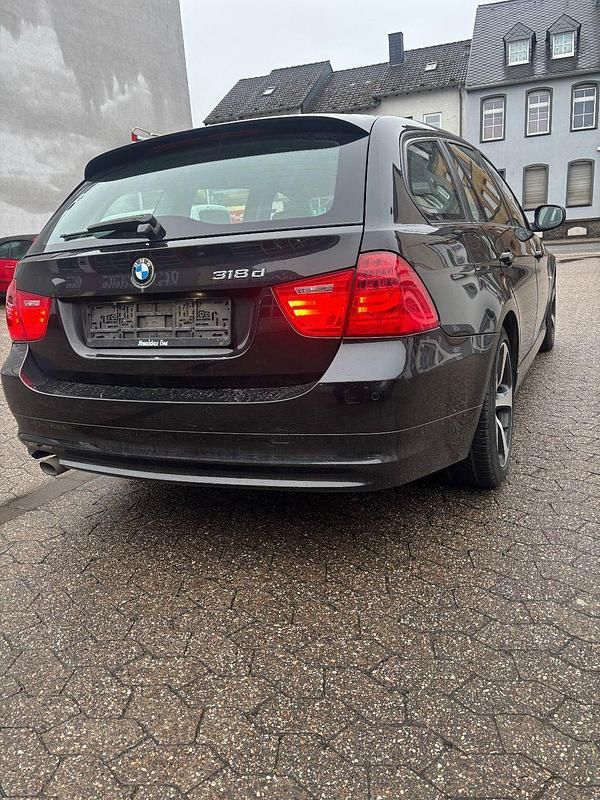 Gebraucht BMW 318 136 PS (100 kW) 2012 Schwarz Kombi