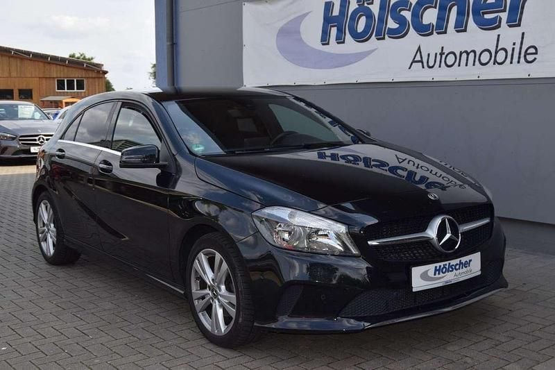 Schwarz Gebraucht 2018 Mercedes A180 Limousine | 15.950 € (Guter Preis) - Bild 1/4