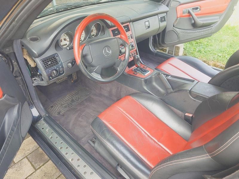 Schwarz Gebraucht 1999 Mercedes SLK230 Cabrio | 1.750 € - Bild 1/4