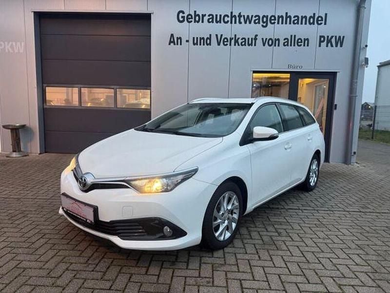 Weiß Gebraucht 2016 Toyota Auris Sport Limousine | 8.300 € (Fairer Preis) - Bild 1/4