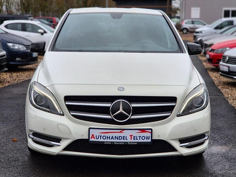 Gebraucht Mercedes B180 Night 122 PS (89 kW) 2012 Weiß Van / Kleinbus