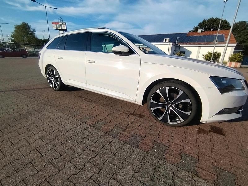 Weiß Gebraucht 2019 Skoda Superb Kombi | 13.300 € (Teuer) - Bild 1/4
