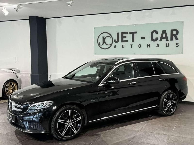 Obsidianschwarz metallic Gebraucht 2019 Mercedes C300e Avantgarde Kombi | 19.900 € (Guter Preis) - Bild 1/4