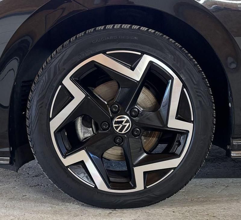 Gebraucht VW Golf VIII R-line 150 PS (110 kW) 2025 Schwarz Kombi