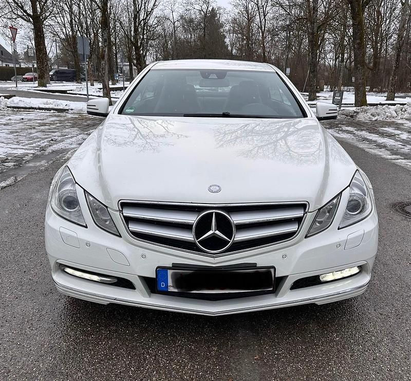 Gebraucht Mercedes E220 170 PS (125 kW) 2012 Calcitweiss  unilack Coupé