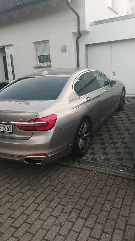 Gold Gebraucht 2025 BMW 750 Limousine | 35.600 € - Bild 1/4