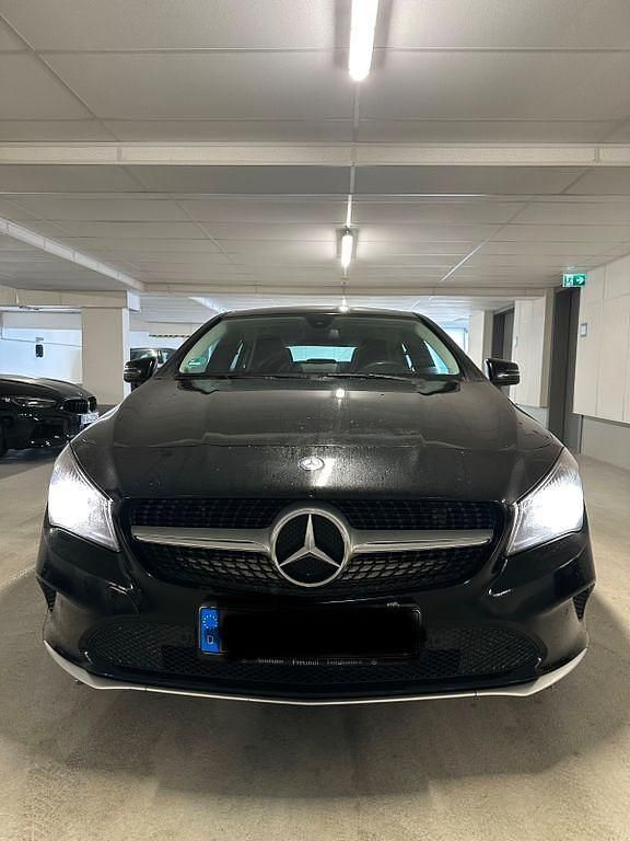 Schwarz Gebraucht 2016 Mercedes CLA180 Shooting Brake AMG line Kombi | 13.900 € (Fairer Preis) - Bild 1/4