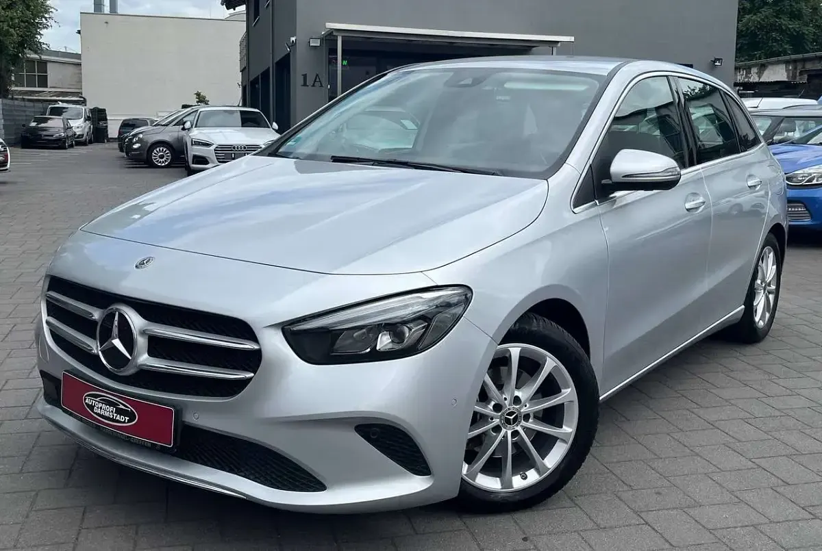 Gebraucht Mercedes B180 136 PS (100 kW) 2019 Iridiumsilber  metalliclack Kleinwagen