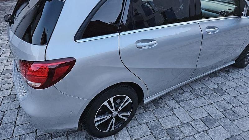Gebraucht Mercedes B180 109 PS (80 kW) 2016 Silber Van / Kleinbus