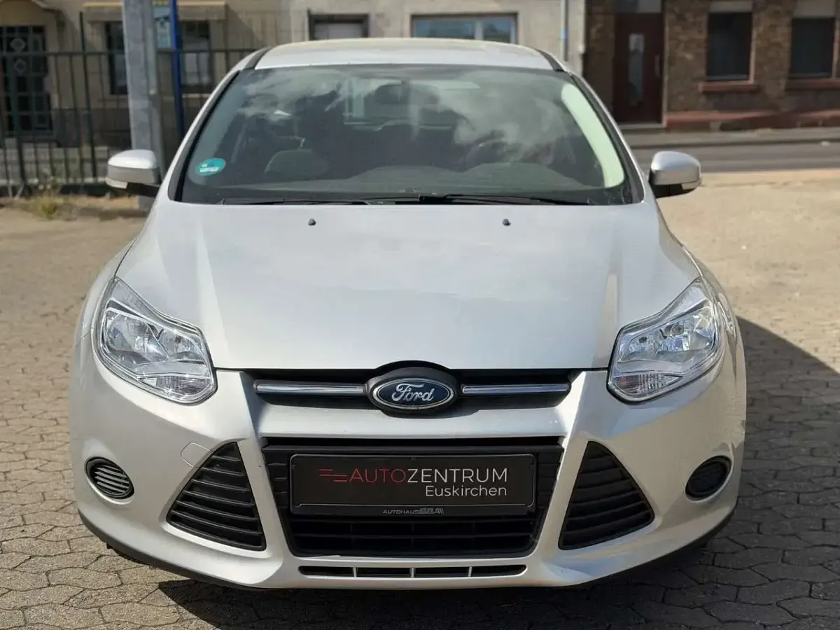 Gebraucht Ford Focus Trend 116 PS (85 kW) 2011 Polarsilber metallic Kombi