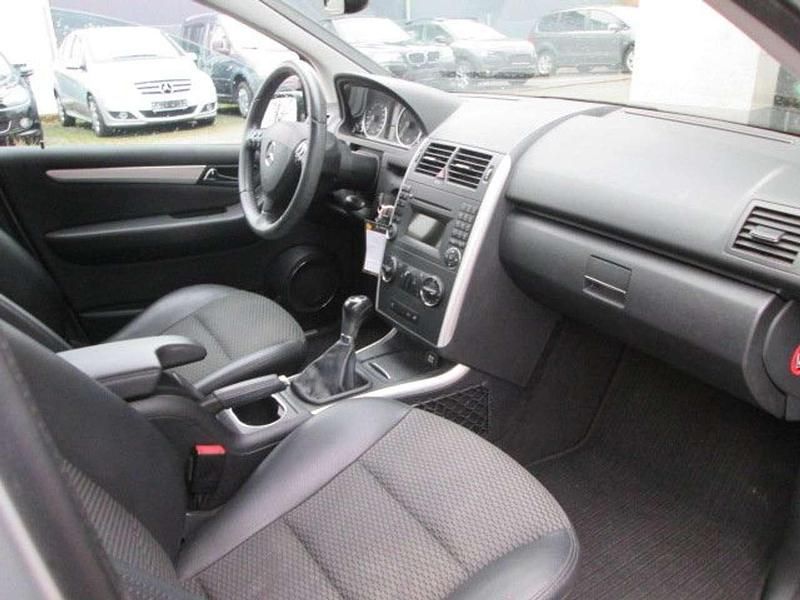 Gebraucht Mercedes A160 95 PS (69 kW) 2012 Polarsilber  metalliclack Kleinwagen