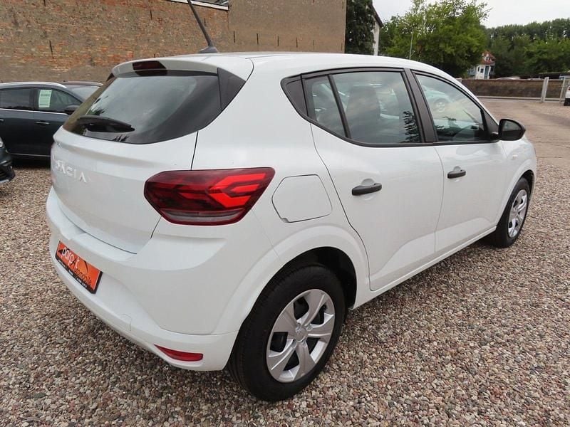 Gebraucht Dacia Sandero Essentiel 67 PS (49 kW) 2024 Weiß Kleinwagen