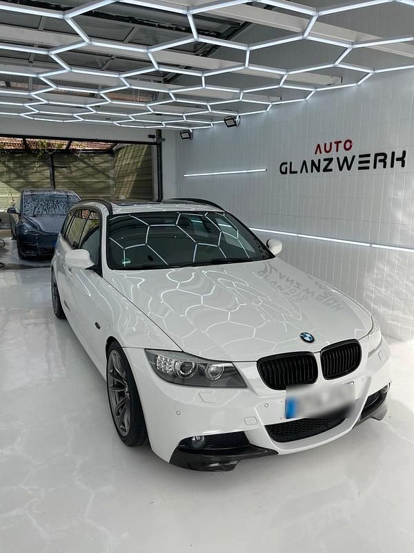 Weiß Gebraucht 2011 BMW 330 M Sport Kombi | 16.800 € - Bild 1/4