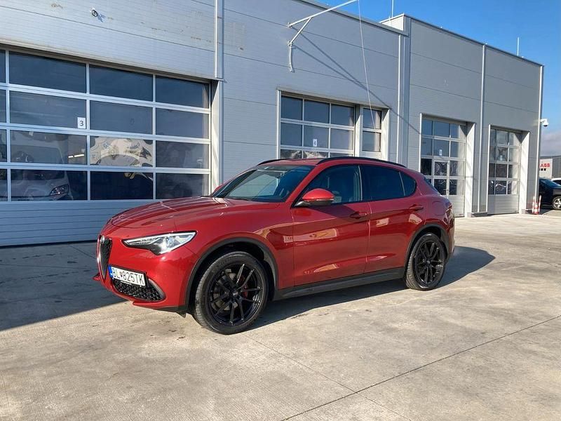 Rot Gebraucht 2018 Alfa Romeo Stelvio Super SUV | 17.900 € (Teuer) - Bild 1/4