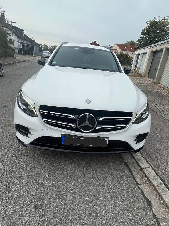 Weiß Gebraucht 2015 Mercedes GLC250 AMG line SUV | 20.900 € (Fairer Preis) - Bild 1/4