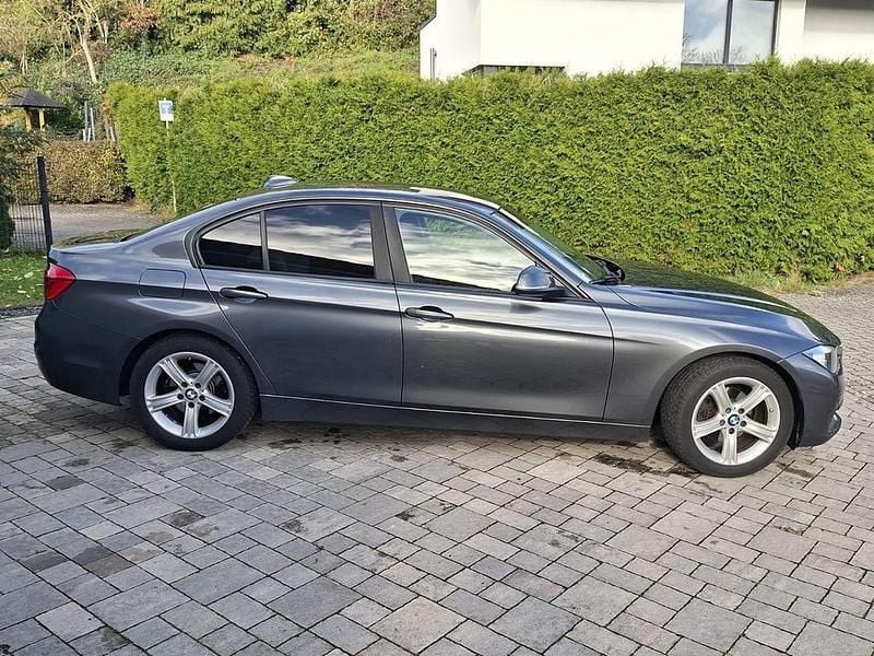 Grau Gebraucht 2016 BMW 316 Advantage Limousine | 10.450 € (Guter Preis) - Bild 1/4