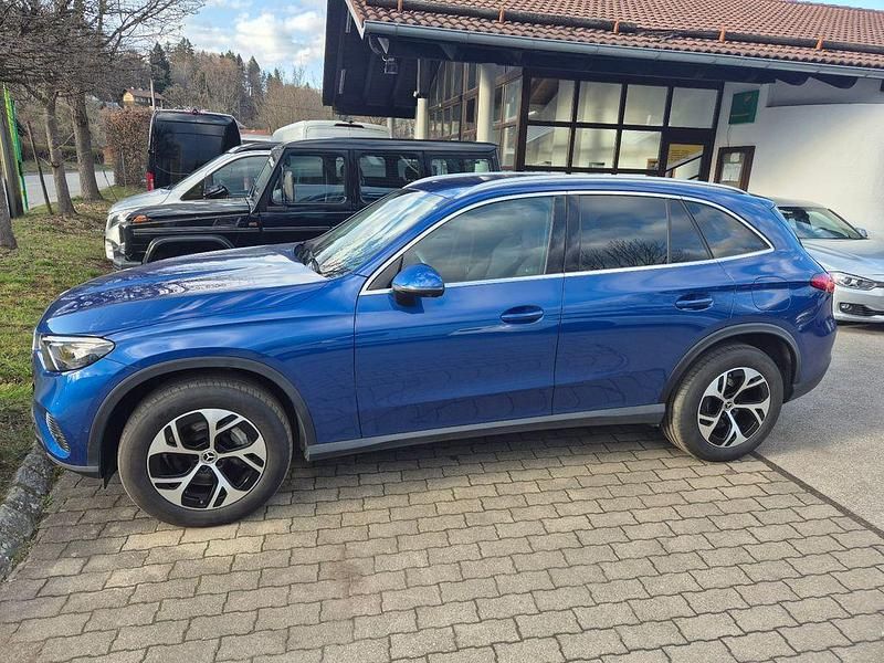 Gebraucht Mercedes GLC400d 252 PS (185 kW) 2024 Blau SUV