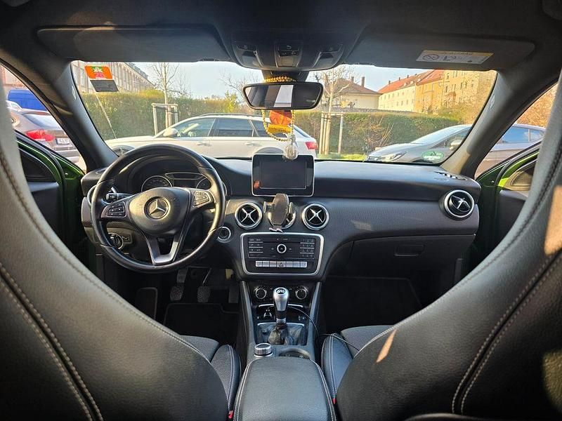 Gebraucht Mercedes A180 109 PS (80 kW) 2016 Grün Limousine