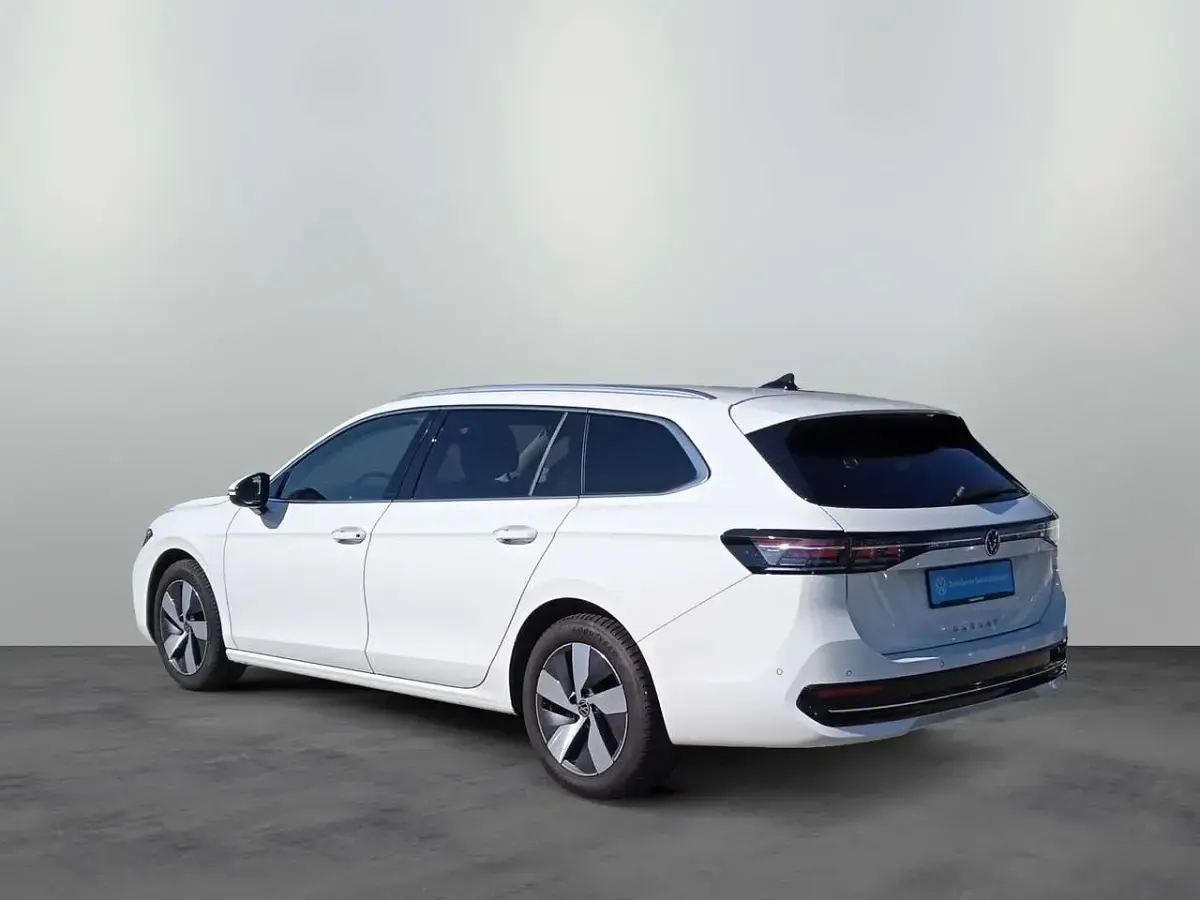Gebraucht VW Passat Elegance 150 PS (110 kW) 2025 Weiß Kombi