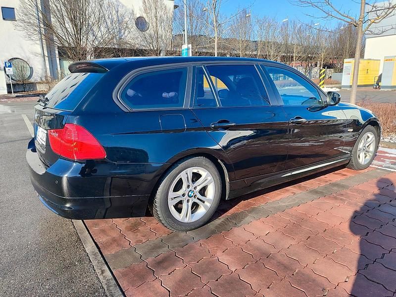 Gebraucht BMW 320 177 PS (130 kW) 2009 Schwarz Kombi